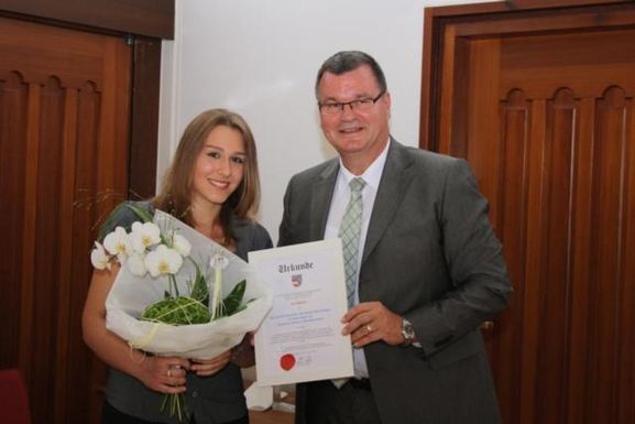 Bild: v.l Abiturientin des Gymnasiums Vinkovci  Iva Rusic, Bürgermeister Matthias Guderjan